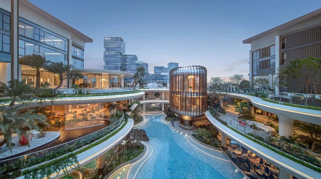 园林从平面走向立体后,步道、水景、会所和建筑入口可以形成连续场景