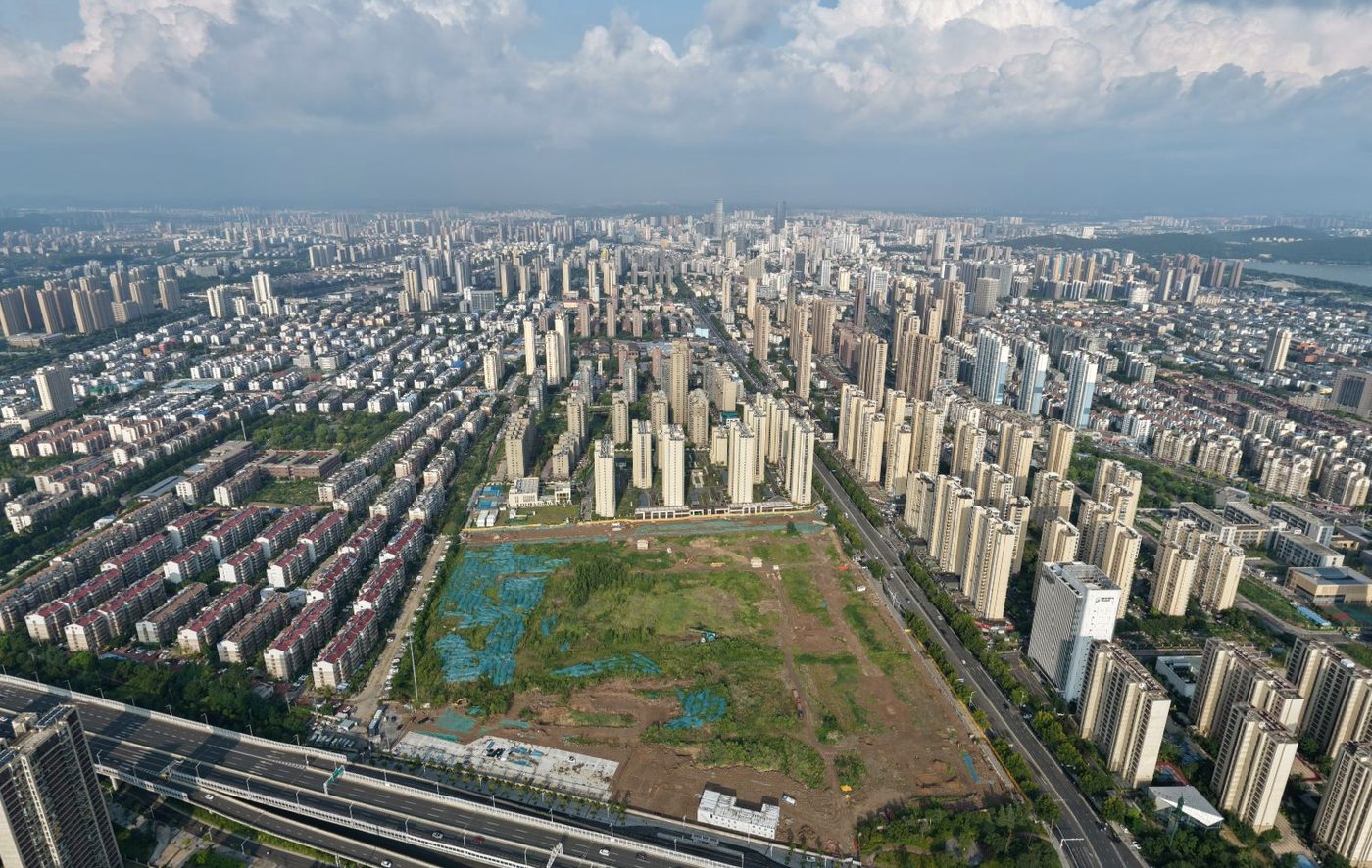 同一地块 2025-08 航拍,当时尚未进场(樊磊摄)