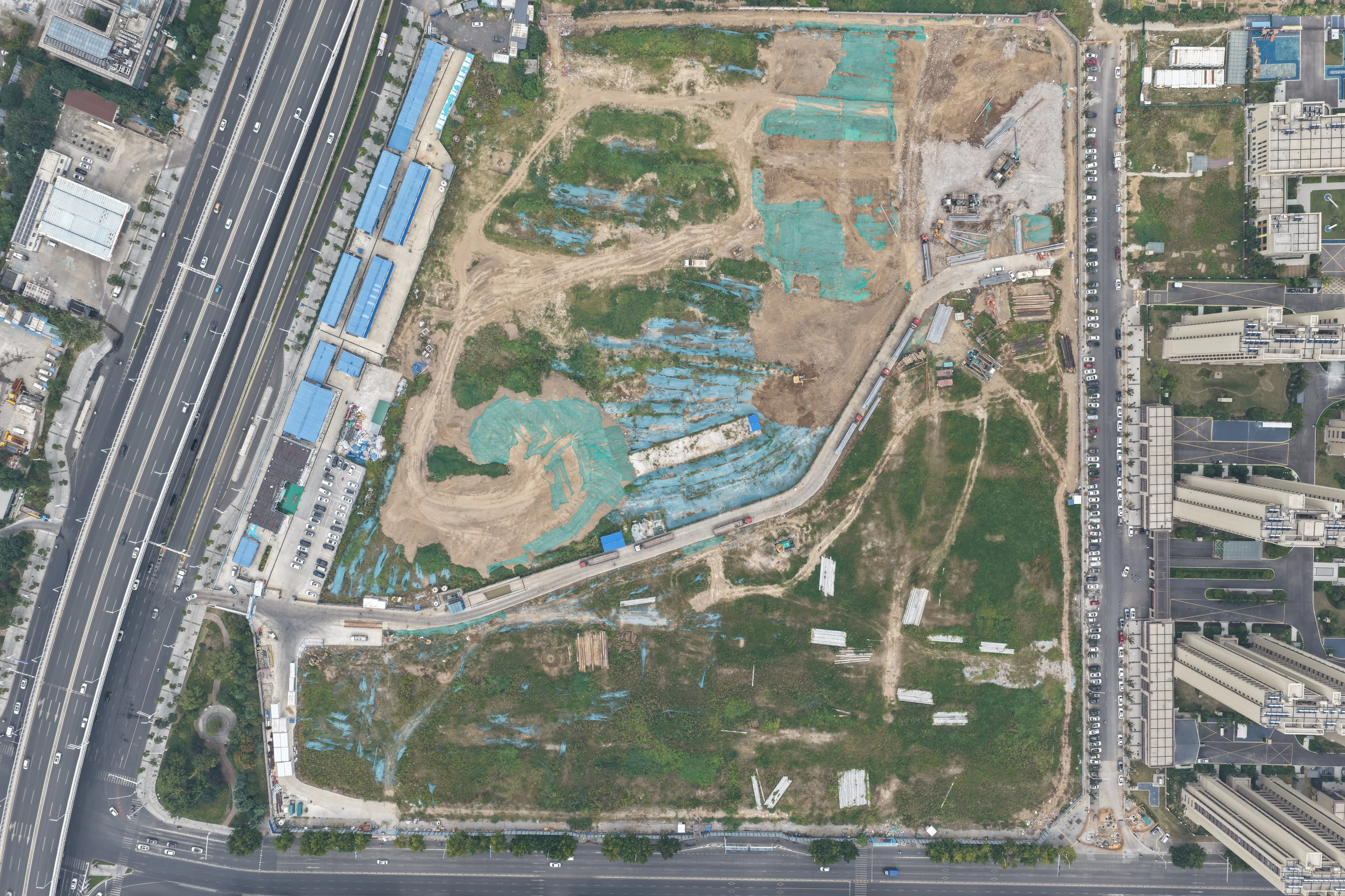 2026年9月万科西云里地块实景俯拍，图上叠加规划用地线和楼号